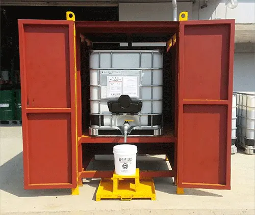 박리제 저장소 내부 – IBC 탱크·배출 밸브·받이통 구성