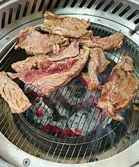 석쇠 위에서 원적외선으로 맛있게 익어가는 고기 구이