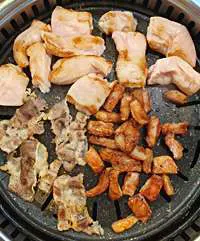 확쎈 대나무숯 불판 위에서 구워지는 삼겹살